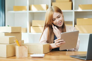 Her zaman müşteriyle irtibatı koparma. Çevrimiçi İş ve Çevrimiçi Satıcı.