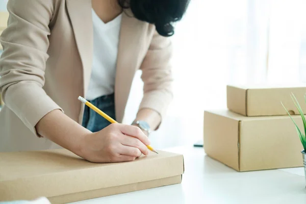 Jonge Aziatische Zakenvrouw Startup Online Winkel Schrijven Klanten Adres Verzenddoos — Stockfoto