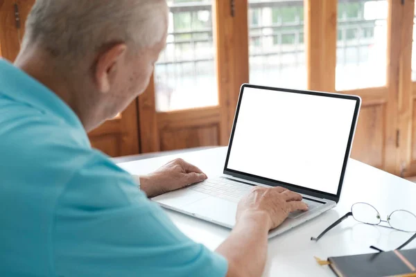 微笑的老年人阅读数字平板电脑上的新闻 快乐而兴奋的成熟男性在家使用手提电脑 — 图库照片