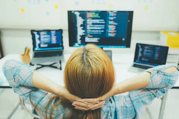 Genç Programcı Bilişim Uzmanı Yaptığı Işten Memnun Ofisinde Çalışırken Dizüstü — Stok fotoğraf