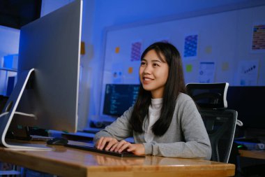 Programcılar ve geliştiriciler yazılım kodluyor ve geliştiriyor.