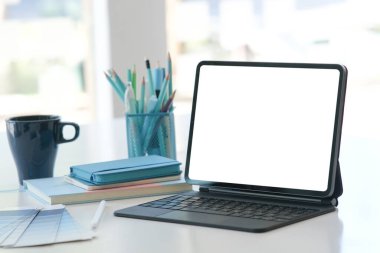 Dizüstü bilgisayar ve boş dizüstü bilgisayar maketi. 3B görüntüleme