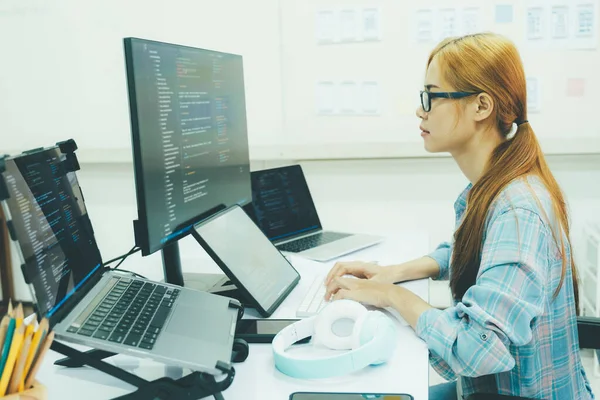 Programador Software Programación Codificación Mujer Negocios Que Trabaja Computadora Oficina — Foto de Stock