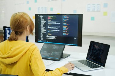 Programcı kodlama ve programlama yazılımı. İş kadını ofiste bilgisayarla çalışıyor..