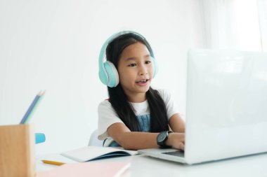 Çevrimiçi eğitim ve öz öğrenim ve evde eğitim kavramı, çevrimiçi eğitim kavramı, ev okulu, öğretmenle online video çalışması.