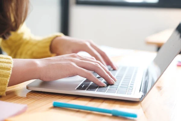 Close Hands Businesswoman Using Computer Laptop Mockup Office Desk — Stockfoto