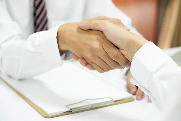 Zakenman Hand Schudden Met Een Professionele Mannelijke Advocaat Het Bespreken — Stockfoto