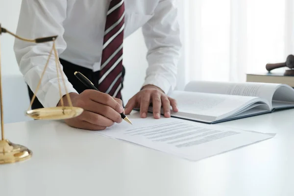 Masada Oturan Avukat Önemli Belgeleri Imzalamak Için Elinde Kalem Tutuyor Telifsiz Stok Imajlar