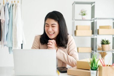 İşadamı her zaman müşteriyle irtibatı koparmasın. Çevrimiçi İş ve Çevrimiçi Satıcı.