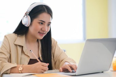 Ofisteki bilgisayarın maketini kullanarak iş kadını ellerini kapat..