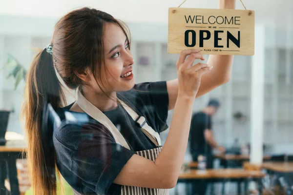 若いアジアの小さなビジネスの所有者を起動すると コーヒーショップやレストランを開きます 中小企業経営者とサービスマインド — ストック写真
