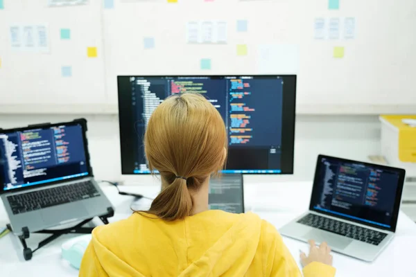 Programmerare Kodning Och Programmering Programvara Affärskvinna Som Arbetar Datorn Kontoret — Stockfoto