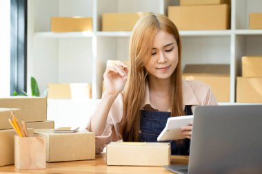 Çevrimiçi küçük işletme sahibi, müşteri, taşımacılık ve lojistik, tüccar ve satıcı, iş sahibi veya KME 'ye çevrimiçi alışveriş için paket kutusunda ödeme ve yazma adresi hesaplar.