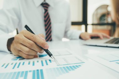 İş adamı, toplantılarda strateji analizi, grafikler ve başarılı takım çalışması fikirlerini düşünüyor ve analiz ediyor..