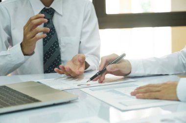 İş adamı takım çalışması, toplantılarda strateji analizi, grafikler ve başarılı takım çalışması fikirlerini düşünmek ve analiz etmektir..