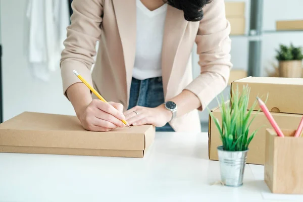 Jovem Empresária Asiática Startup Loja Online Escrevendo Endereço Clientes Caixa — Fotografia de Stock