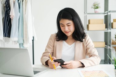 Yeni koleksiyon ve tasarım konsepti için bilgisayar ve çizim kullanan tasarımcı açılışı..