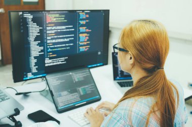 Programcı kodlama ve programlama yazılımı. İş kadını ofiste bilgisayarla çalışıyor..