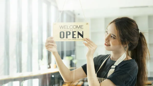 Joven Asiático Iniciar Pequeño Negocio Propietario Abrir Cafetería Restaurante Propietario — Foto de Stock