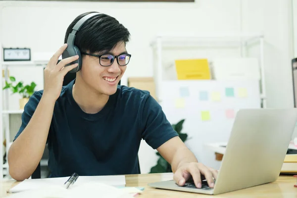 Jonge Mannelijke Student Studeert Thuis Hij Gebruikt Laptop Leert Online — Stockfoto