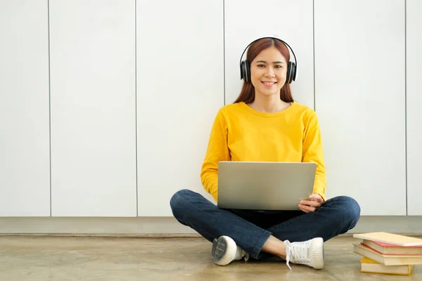 Young Collage Student Using Computer Mobile Device Studying Online Education — Stock Photo, Image