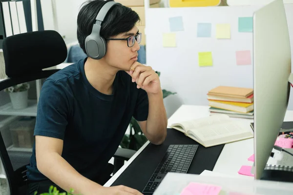 Jonge Mannelijke Student Studeert Thuis Hij Gebruikt Laptop Leert Online — Stockfoto