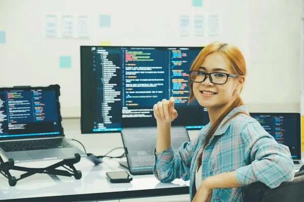 Jovem Programadora Especialista Satisfeito Com Seu Trabalho Feito Jovem Feliz — Fotografia de Stock