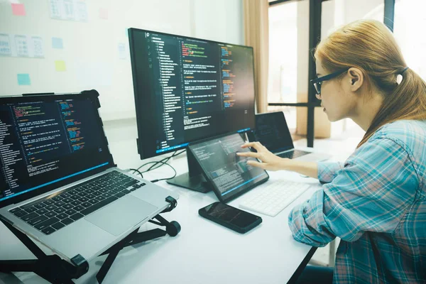Programador Codificação Software Programação Mulher Negócios Que Trabalha Computador Escritório — Fotografia de Stock