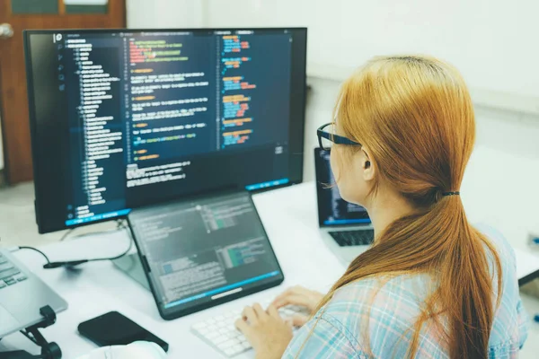 Programador Codificação Software Programação Mulher Negócios Que Trabalha Computador Escritório — Fotografia de Stock