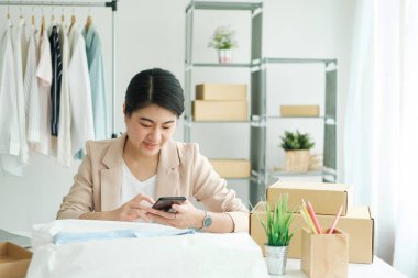 İşadamı her zaman müşteriyle irtibatı koparmasın. Çevrimiçi İş ve Çevrimiçi Satıcı.