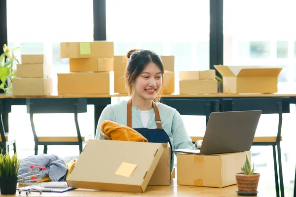 Young Asian Businesswoman Startup Entrepreneur Sme Owner Picking Yellow Shirt — Stock Photo, Image