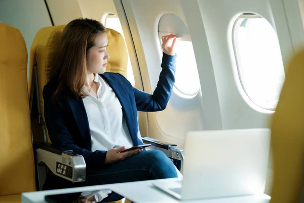 Молодая Деловая Женщина Самолете Используя Ноутбук Время Полета Самолета Концепция — стоковое фото