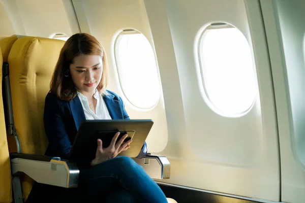 Young Businesswoman Plane Using Laptop Plane Flight Travel Concept — ストック写真