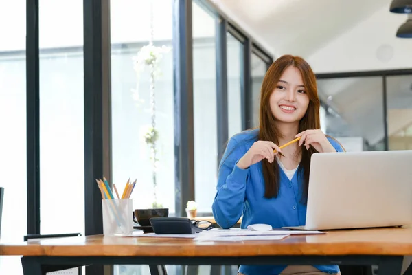 Female College Student Uses Computer Access Internet Online Learning Online — Stock Photo, Image