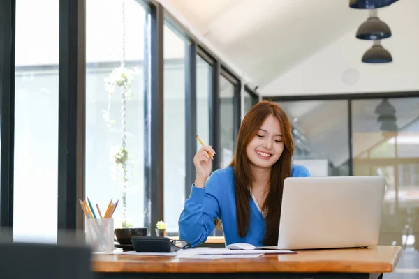 Female College Student Uses Computer Access Internet Online Learning Online — 스톡 사진