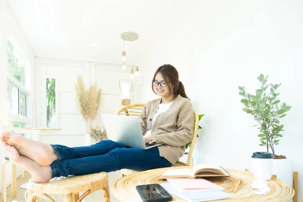 Jonge Collage Student Met Behulp Van Computer Mobiel Apparaat Online — Stockfoto