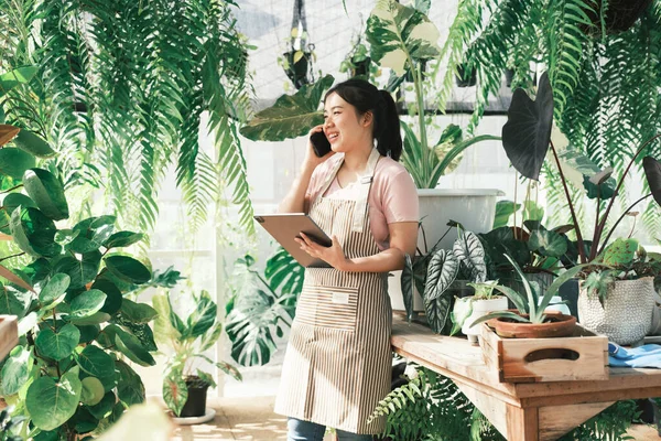 Beautiful Female Smiling Works Garden Centre Retail Store Taking Orders — Stock Photo, Image