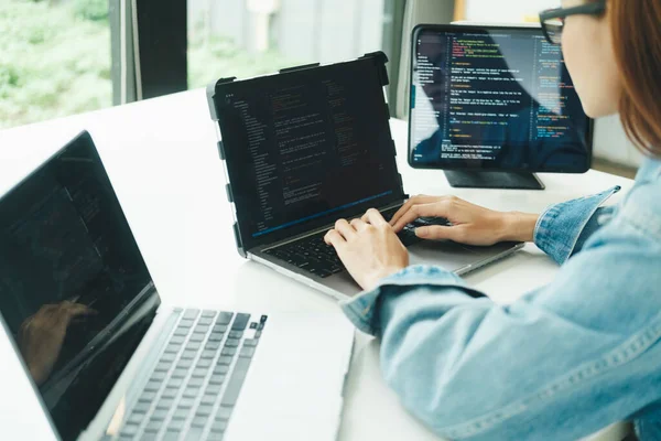 Joven Programadora Especialista Satisfecha Con Trabajo Realizado Feliz Joven Mujer — Foto de Stock