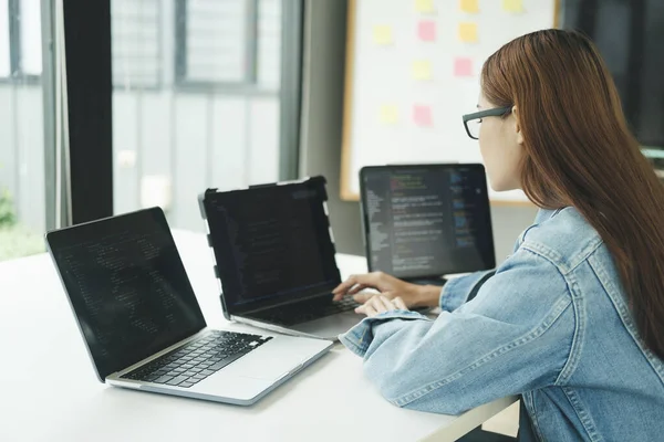 Junge Programmiererin Oder Spezialistin Zufrieden Mit Ihrer Arbeit Glückliche Junge — Stockfoto