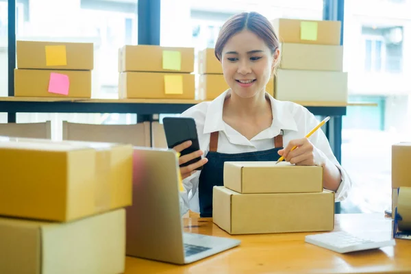 Start Small Business Owner Writing Address Cardboard Box Always Keep — Φωτογραφία Αρχείου