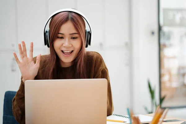 Young Women Student Study Home Her Using Laptop Learning Online — Foto de Stock