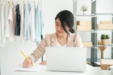 Yeni koleksiyon ve tasarım konsepti için bilgisayar ve çizim kullanan tasarımcı açılışı..