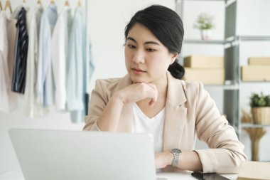 İşadamı her zaman müşteriyle irtibatı koparmasın. Çevrimiçi İş ve Çevrimiçi Satıcı.