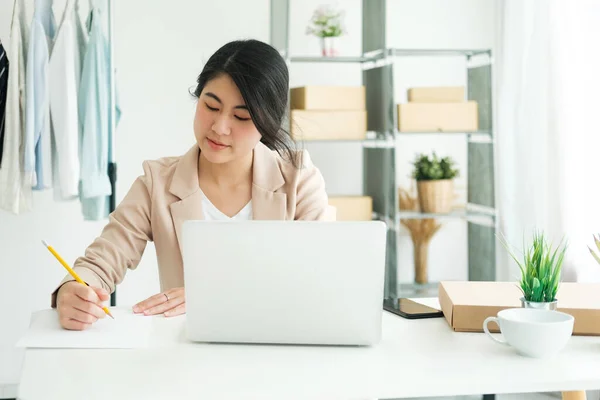 Inicio Del Diseñador Utilizando Computadora Bosquejos Dibujo Para Nueva Colección — Foto de Stock