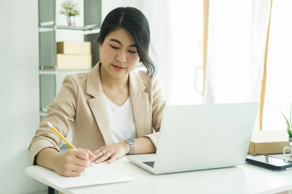 Inicio Del Diseñador Utilizando Computadora Bosquejos Dibujo Para Nueva Colección — Foto de Stock