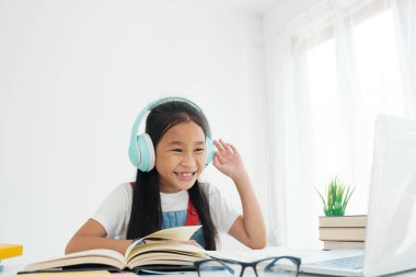 Çevrimiçi eğitim ve öz öğrenim ve evde eğitim kavramı, çevrimiçi eğitim kavramı, ev okulu, öğretmenle online video çalışması.