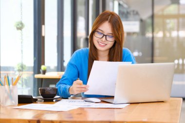 Yatırım pazarlama verilerini planlayan ve analiz eden iş kadını.