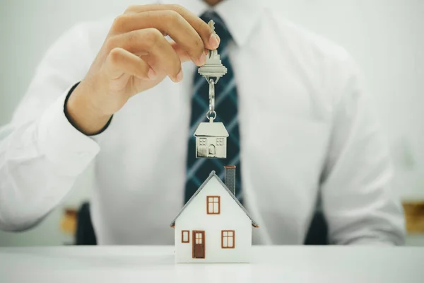 Uomo Affari Possesso Modello Casa Chiavi Della Casa — Foto Stock