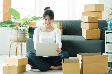 Çevrimiçi küçük işletme sahibi kontrol emri, paket kutusuna yazma adresi, müşteri, nakliyat ve lojistik, tüccar ve satıcı, işyeri sahibi veya KME, çevrimiçi alışveriş.