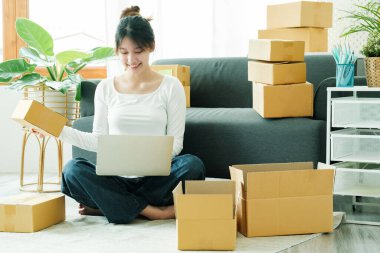 Çevrimiçi küçük işletme sahibi kontrol emri, paket kutusuna yazma adresi, müşteri, nakliyat ve lojistik, tüccar ve satıcı, işyeri sahibi veya KME, çevrimiçi alışveriş.